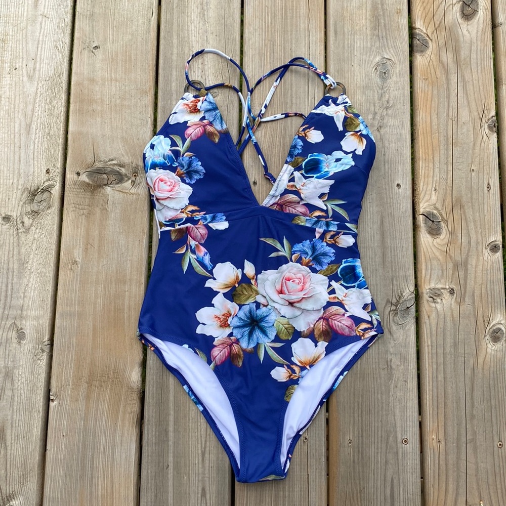 Women’s swimming suit one piece. Adjustable straps on the back. Size M.